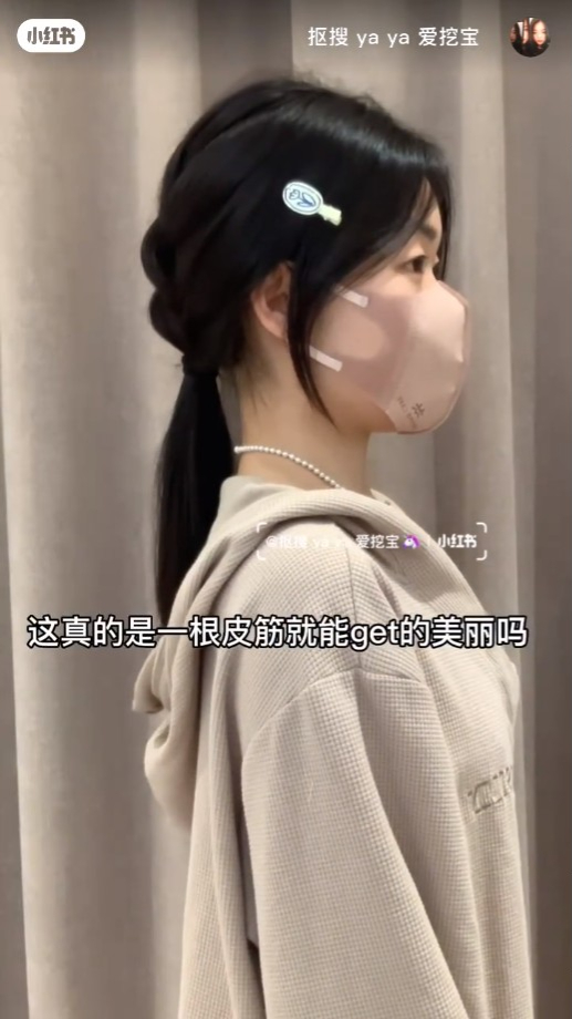 低马尾发型:3、可爱麻花辫低马尾