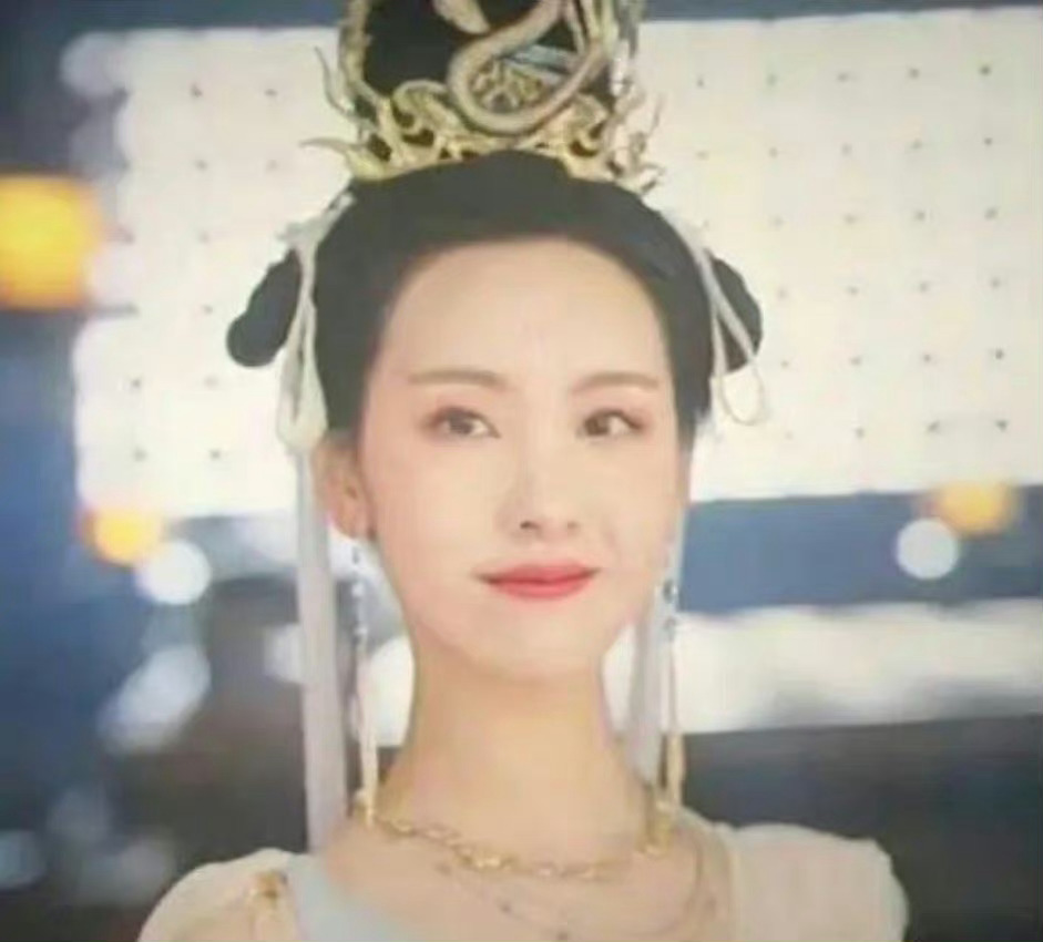 剧里的造型却把发包拆掉,头顶变得扁塌,视觉上矮了一截,美感差了不只一星半点