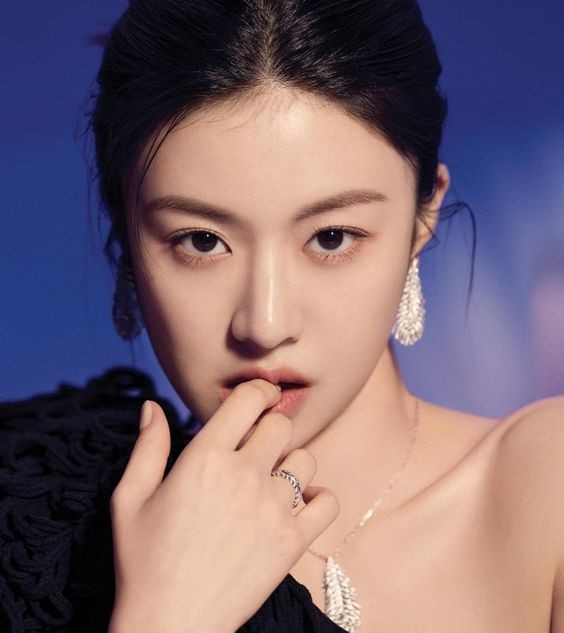 韩国女明星的妆容很少在底妆用深色的修容,反而是在面中做高光打亮