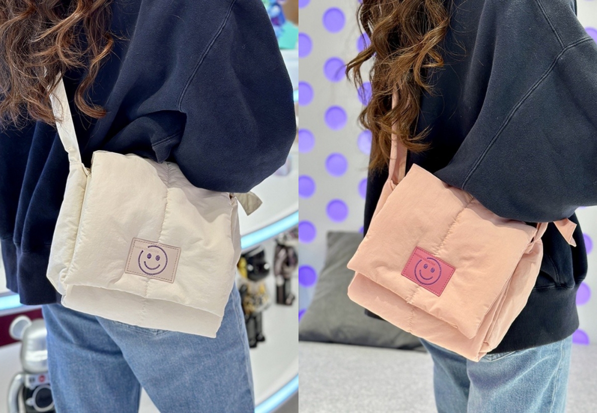 4、微笑脸羽绒斜挎包