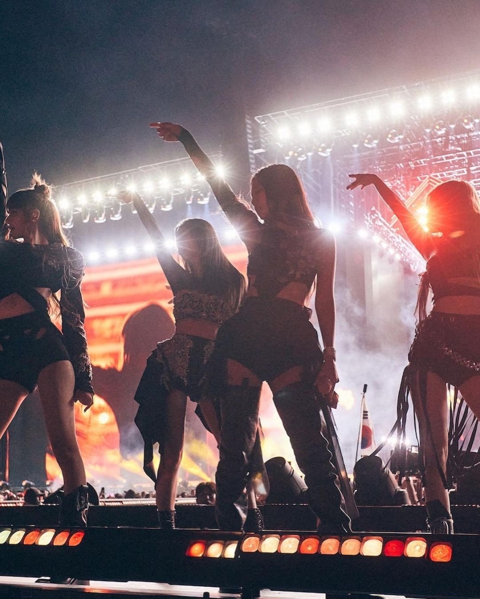 BLACKPINK 展现了更胜以往的舞台魅力