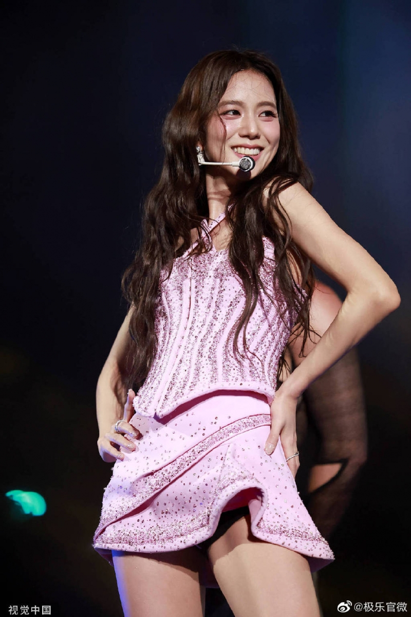 Jisoo 则以挂脖吊带上衣搭配迷你短裙,又甜又辣