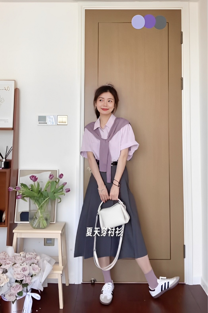 增加一件「深紫色」披肩让穿搭更有层次感