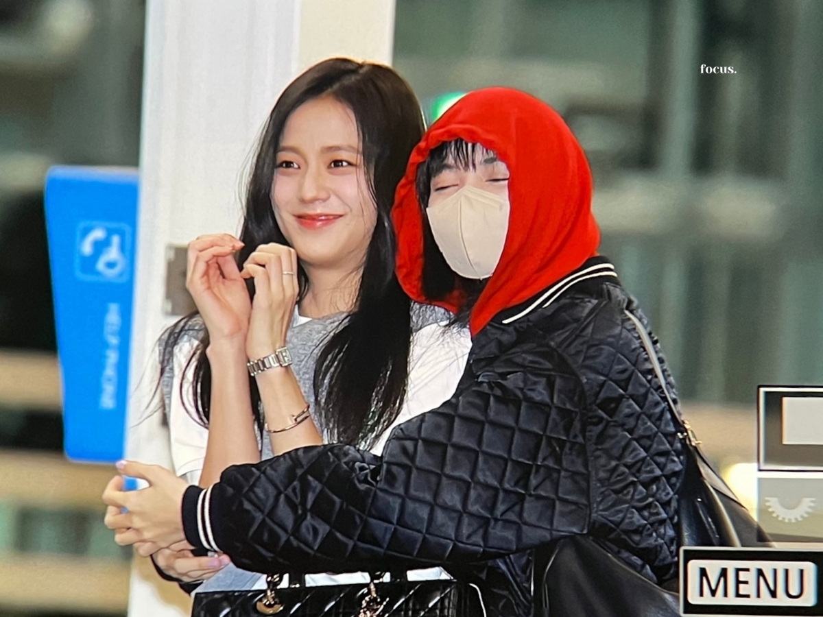 最后Lisa更忍不住抱着Jisoo来了张合照~