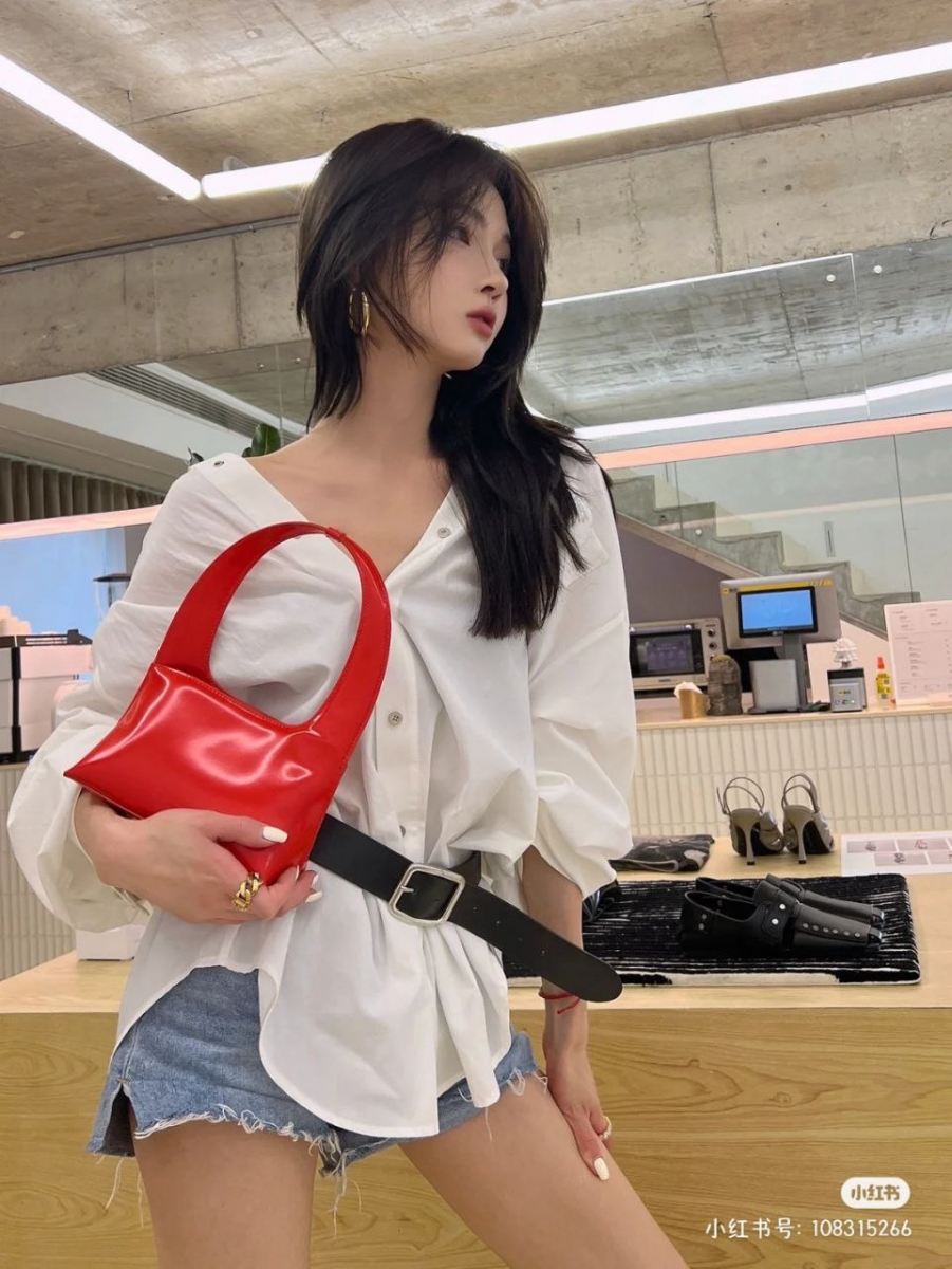 修饰腰线之余，也成为点缀穿搭的亮点