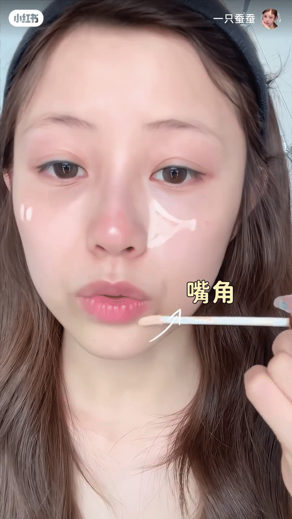 嘴角、鼻梁、太阳穴等凹陷的地方都来一笔高光