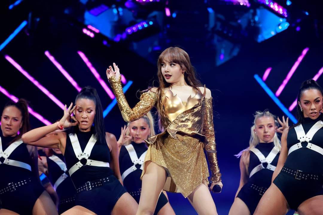 Lisa 也用自己的实力打破大家对外籍歌手的偏见,甚至一举成为 K-pop 女歌手的 TOP 1