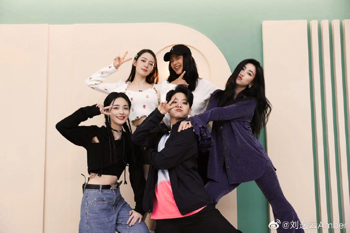 各自和不同的小组