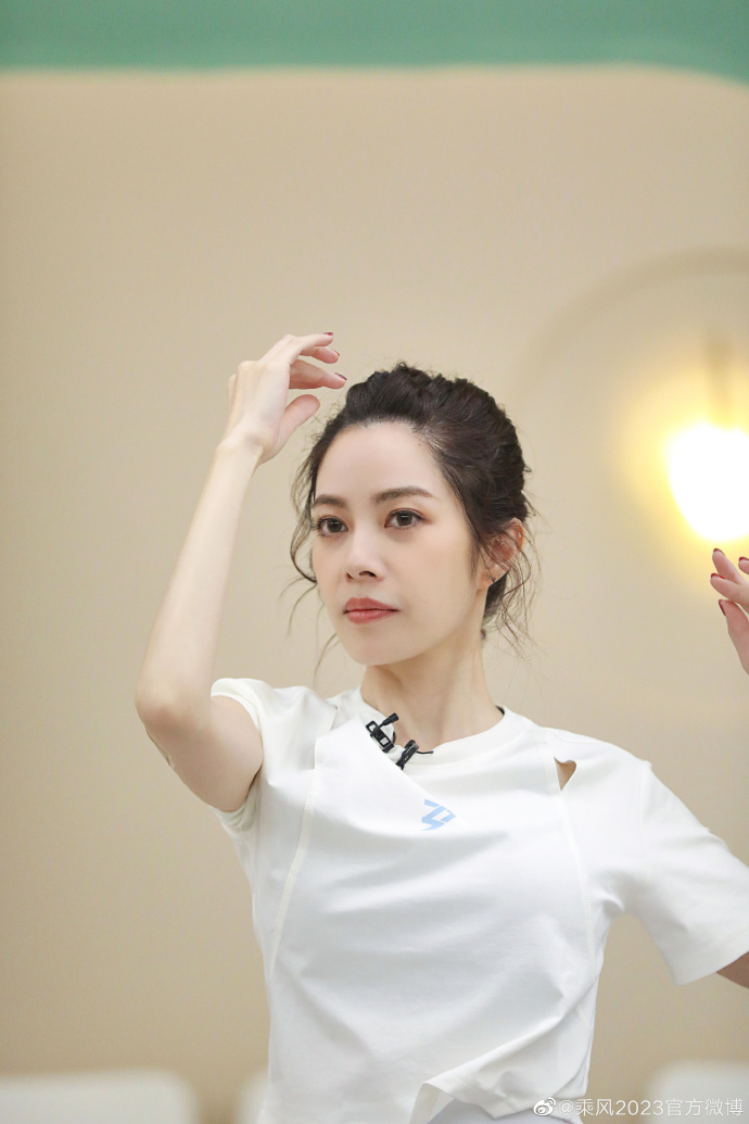 最后她强调，她不是反对批评徐怀钰，而是反对节目的价值导向和底层逻辑