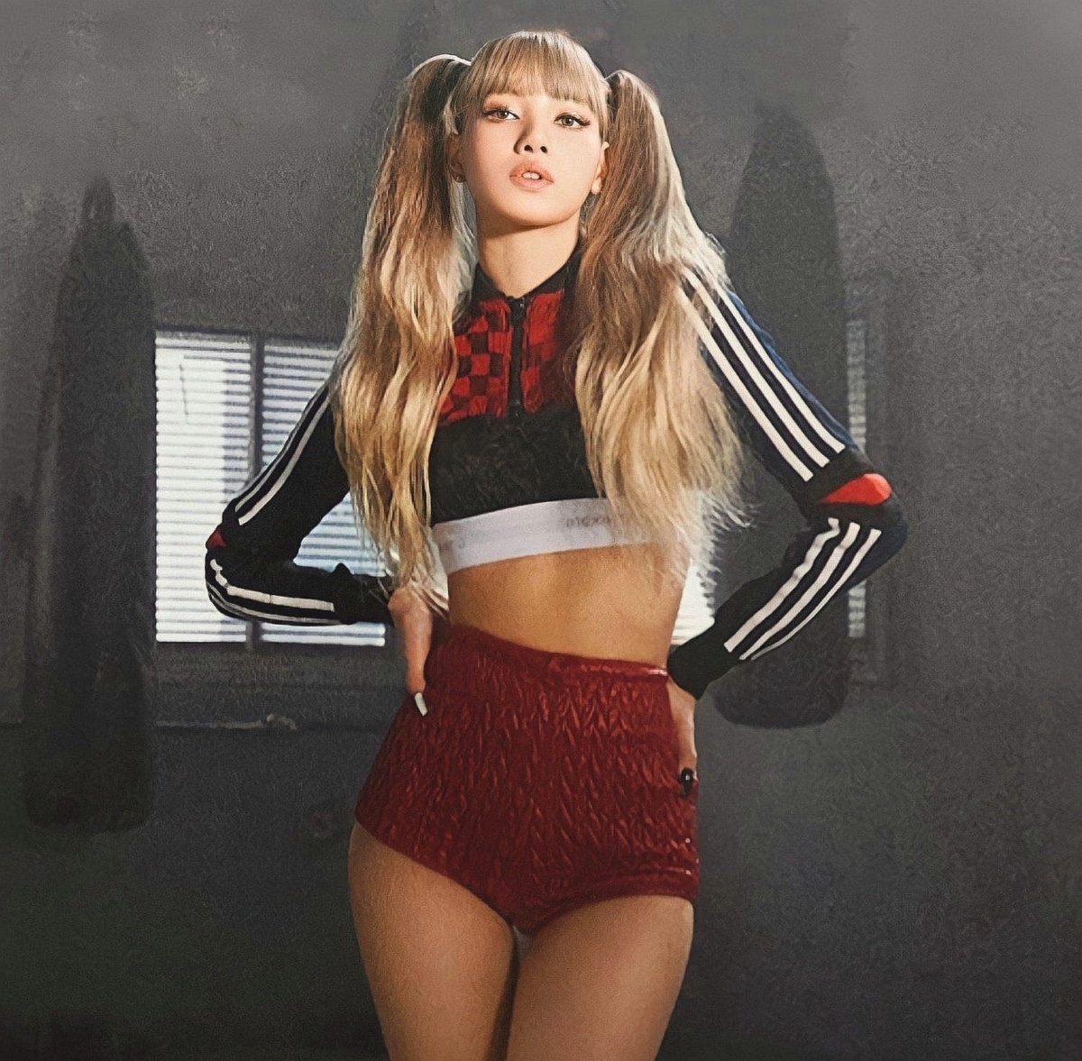 2021 年,Lisa 正式以 solo 身份出道