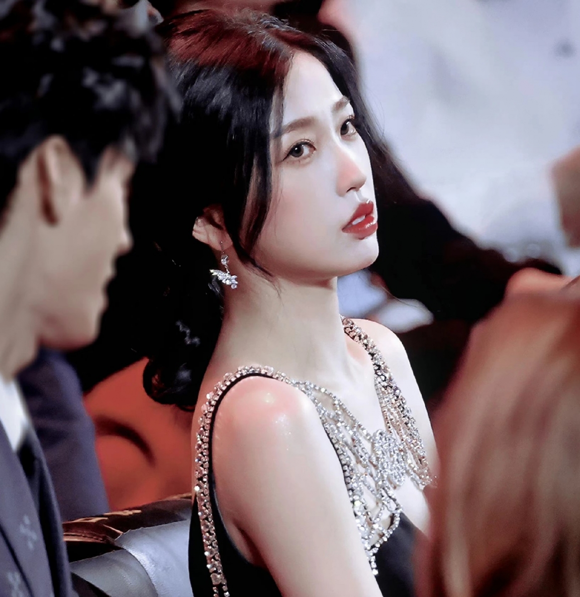 虞书欣也要有一点凸嘴问题,但在妆容的修饰下反而成为特色