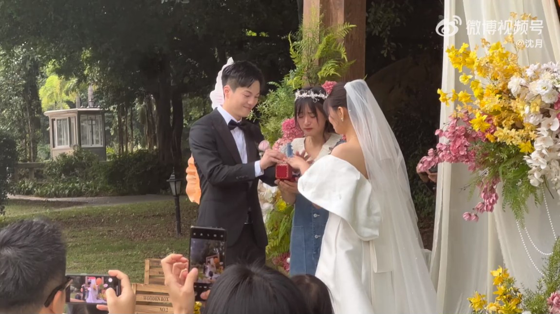 沈月哭成泪人