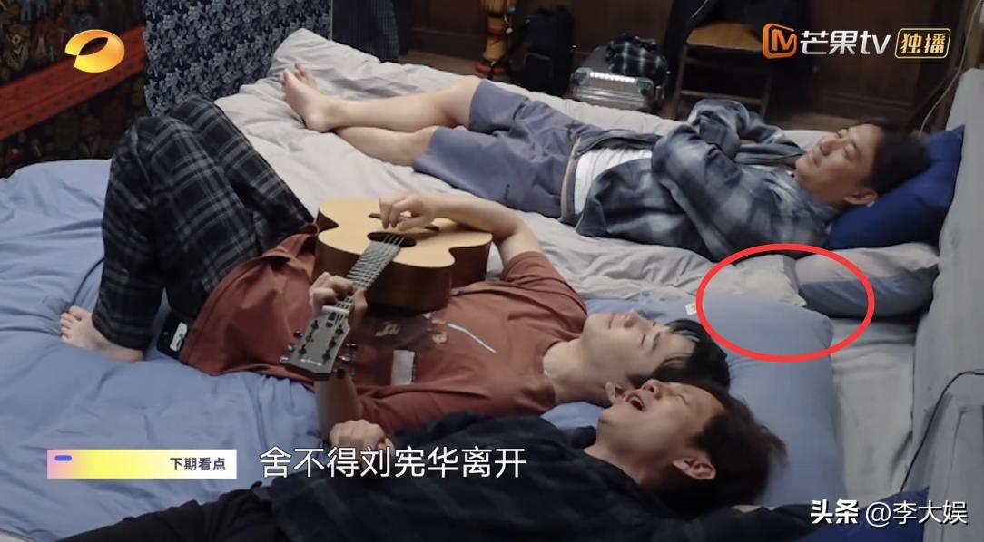 一起挨着睡