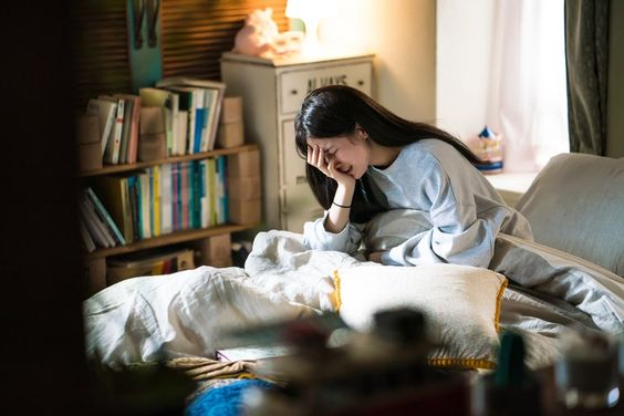 在她的房间里安装监控,监视她的一举一动