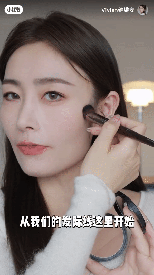 从发际线开始，斜向下扫至颧骨最高点