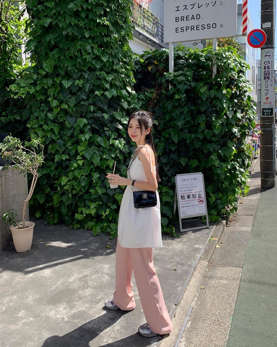 选择柔软且有点透的连衣裙搭配会更凉爽~
