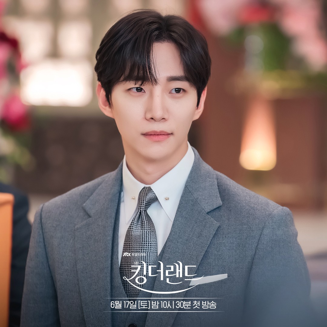 他进入国王酒店担任本部长，并在这里遇见了与他个性截然相反的职员「千莎朗」