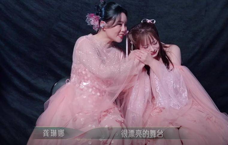 MARiA美依礼芽和龚琳娜《花海》舞台