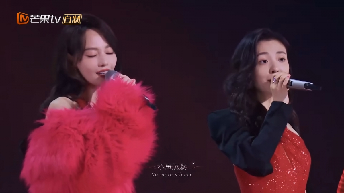 MV 里安排「吴倩」和「张嘉倪」两位“离婚姐姐”站一起