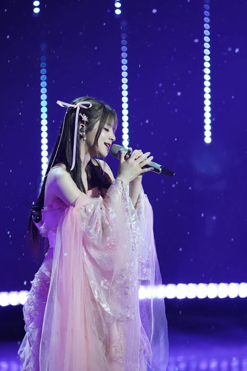 才签了 3 期，意味着三公结束后她就要离开