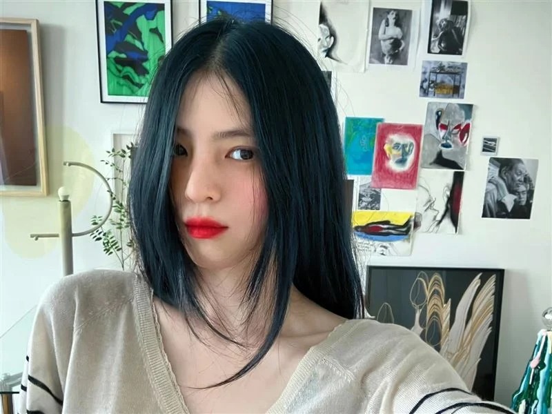 联想到她之前的暗黑风画作令人担忧