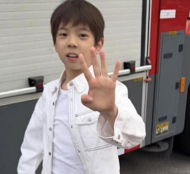 却被网友疯狂吐槽疑似出现了腺样体面容