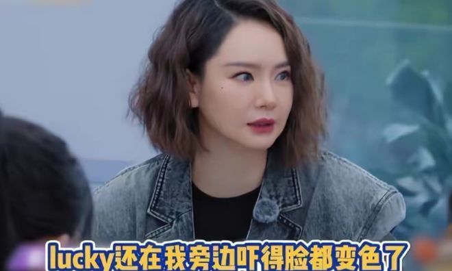 看到妈妈差点跌倒吓得脸都变色了