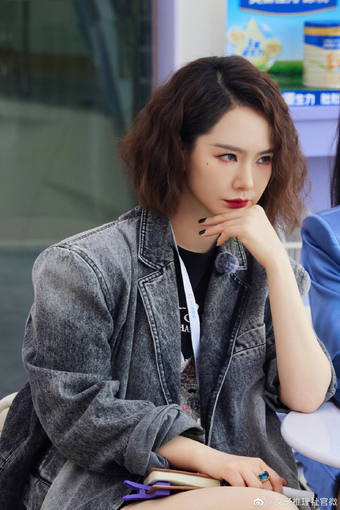 戚薇录制综艺《女子推理社》