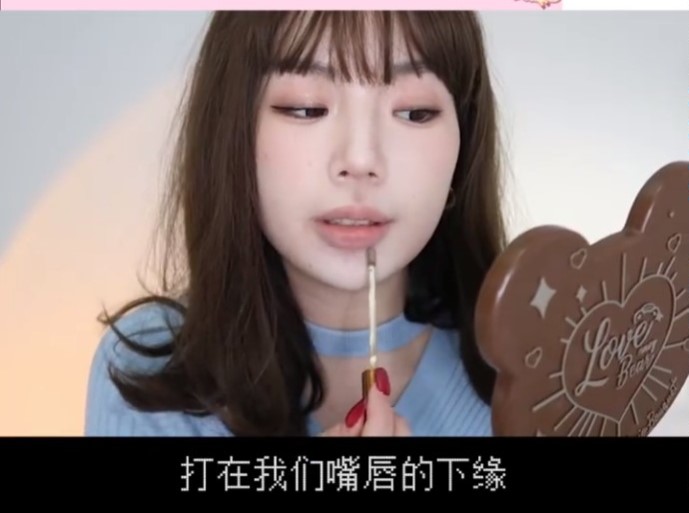 阴影搭在嘴部下缘让嘴唇有往回缩的感觉