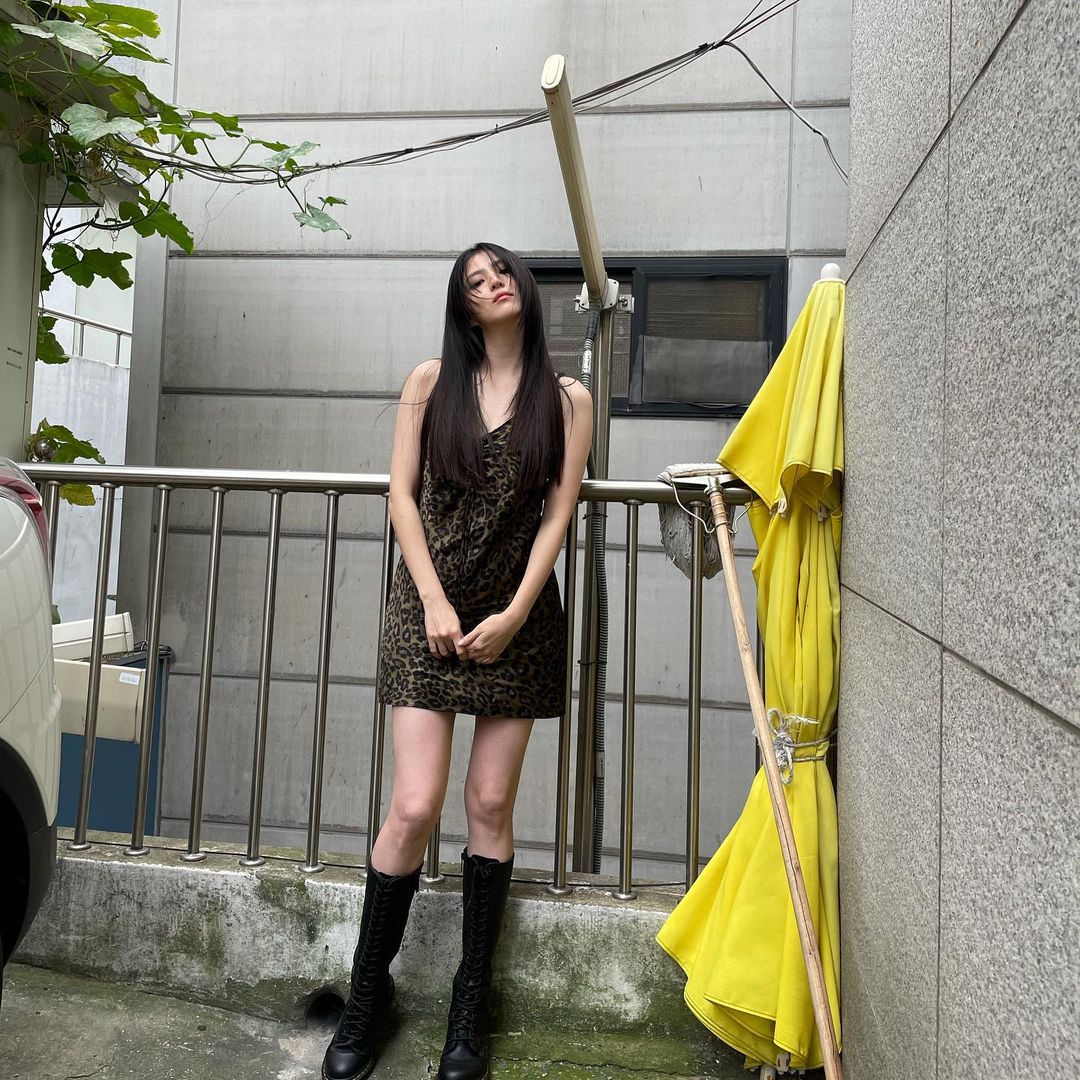 3. 背心连身短裙 X 长靴