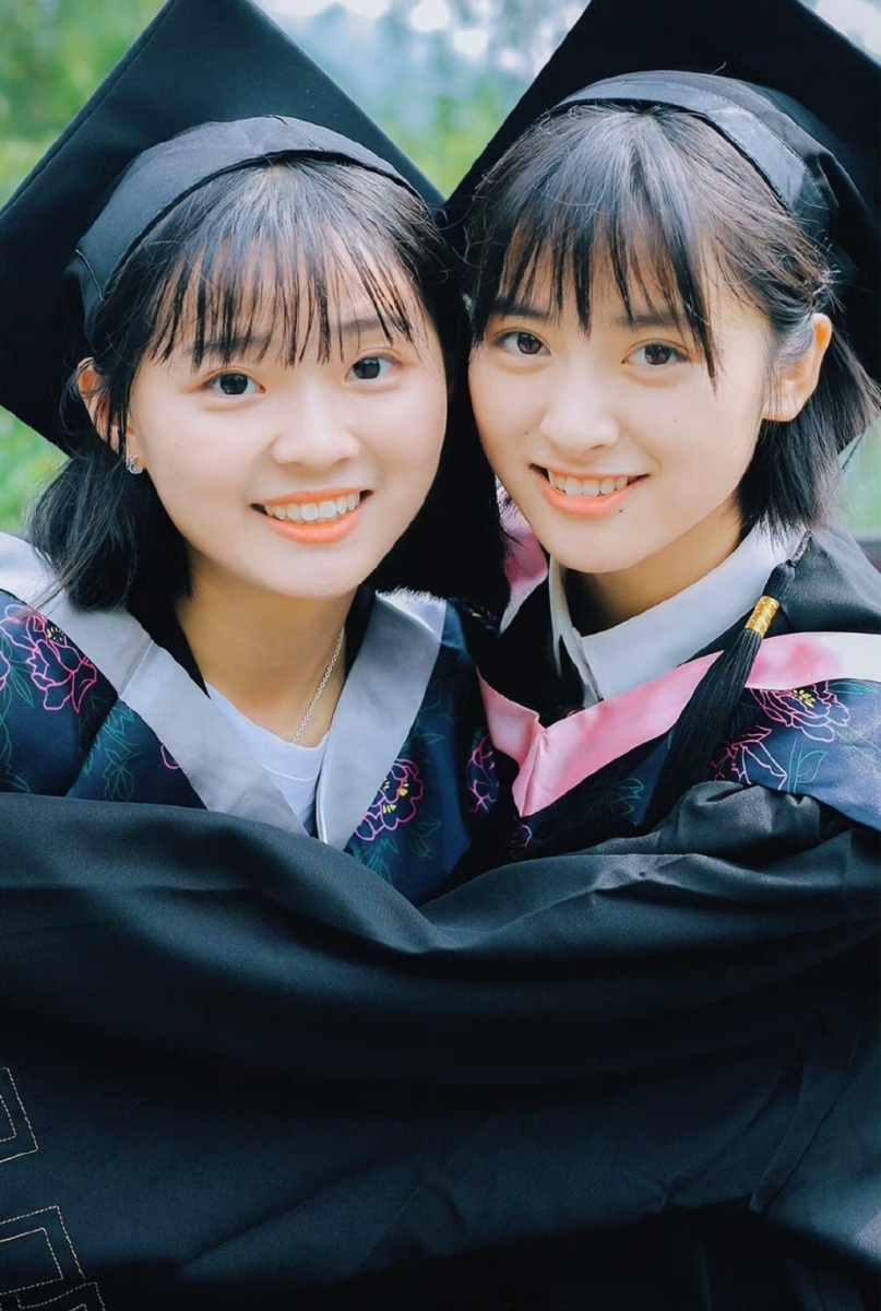 沈月和闺蜜从校服走到婚纱