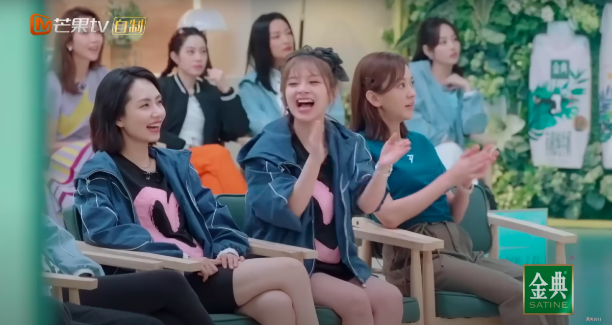 忍不住笑问她到底怎么了～