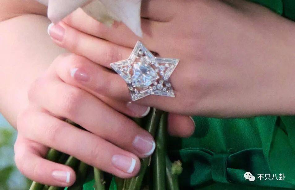 求婚戒指是阚清子之前的设计作品
