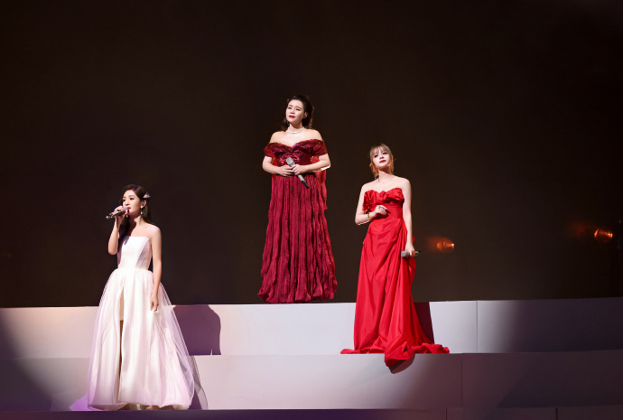 美依礼芽、龚琳娜、谢娜合作的《她她她》