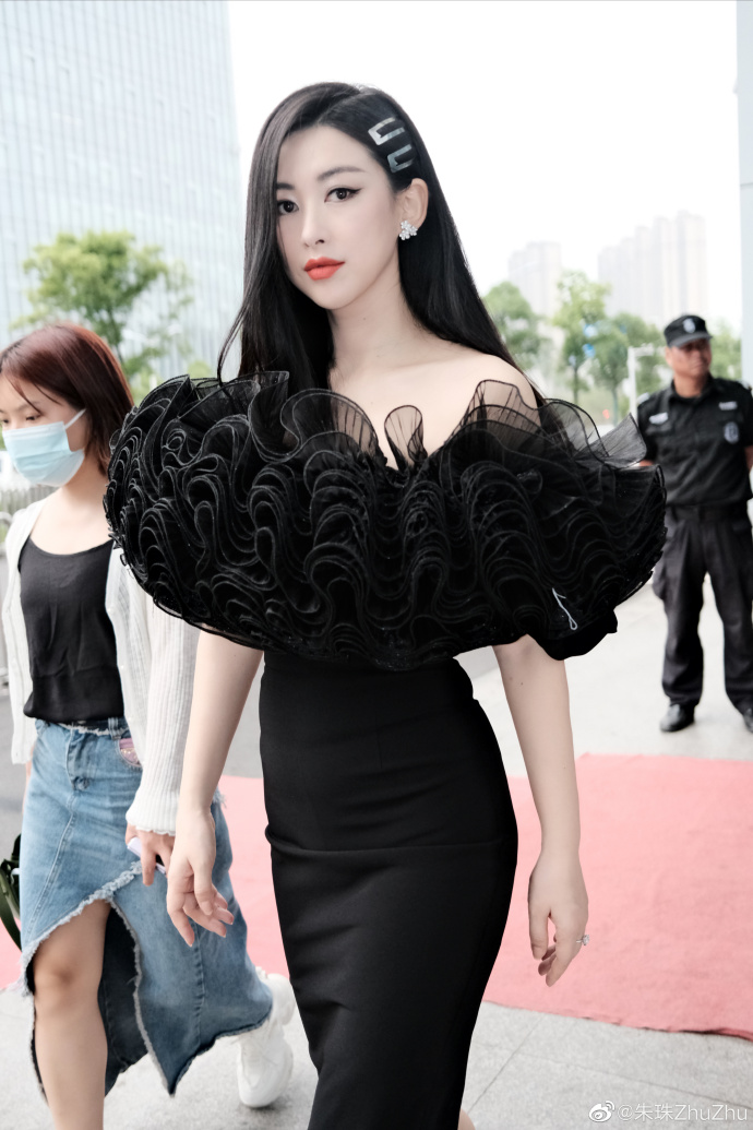 朱珠的服装险些滑落