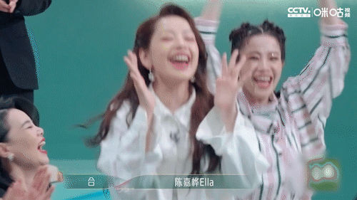 坐在台下的姐姐们都兴奋得站起来替她欢呼～