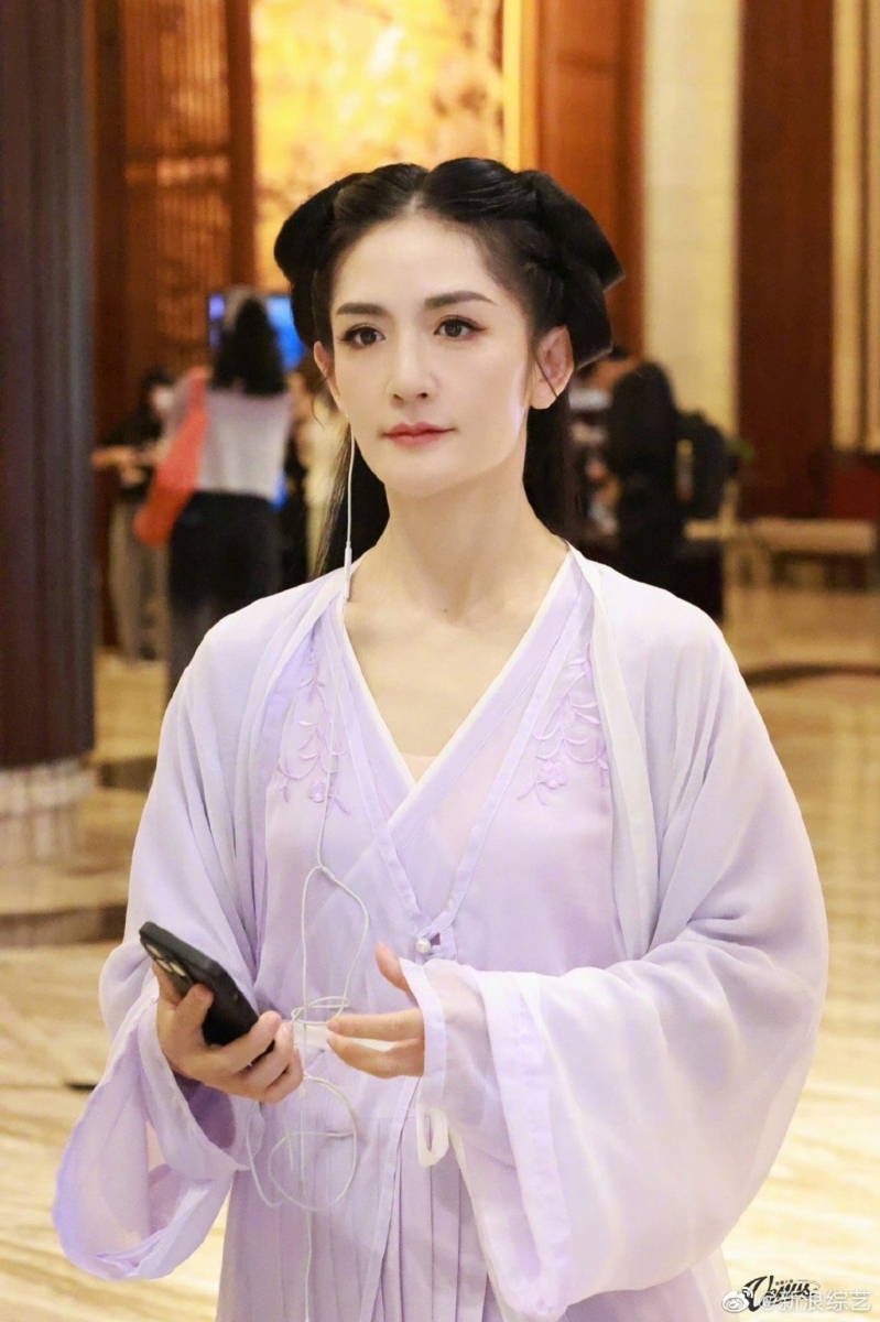 谢娜常驻的综艺《萌探探探案 3》也正在热播当中