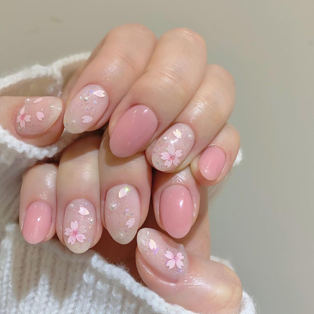 3、粉色樱花美甲