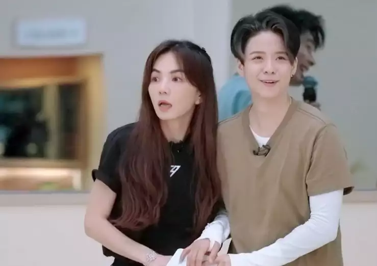 在场的姐姐们得知出战的是谢娜后,反应也相当惊讶