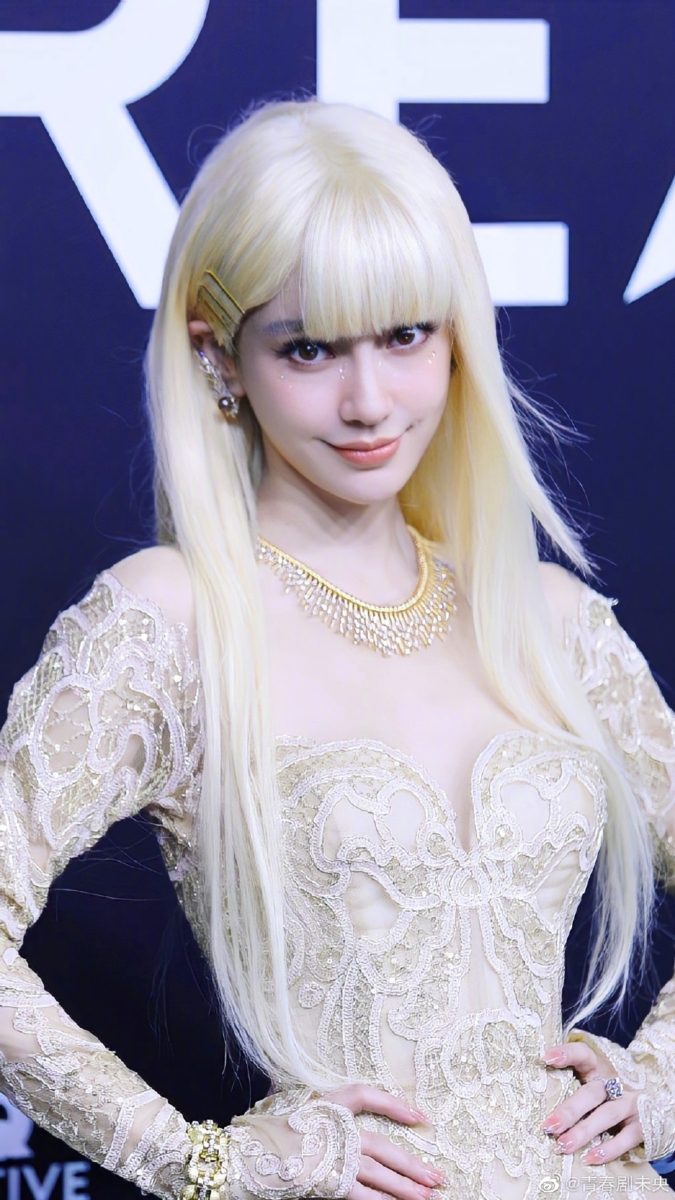 Angelababy 惊艳亮相 GQ 红毯