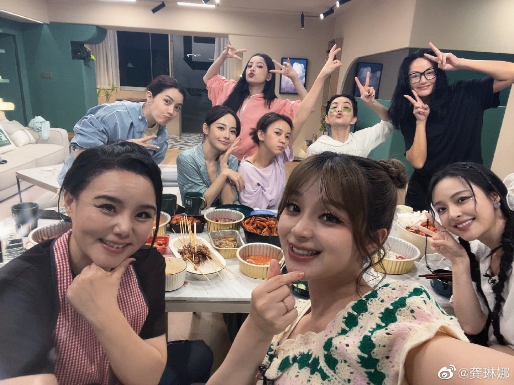 热度最高的无疑是《乘风破浪的姐姐》这个 IP