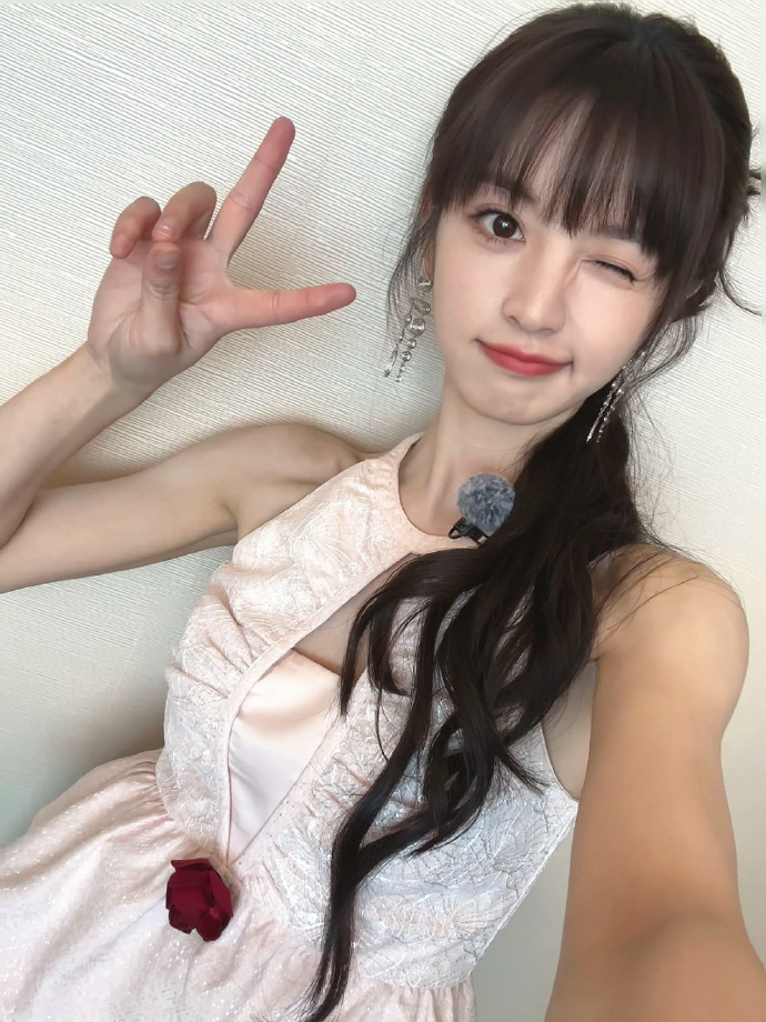 田曦薇侧边丸子头半扎发