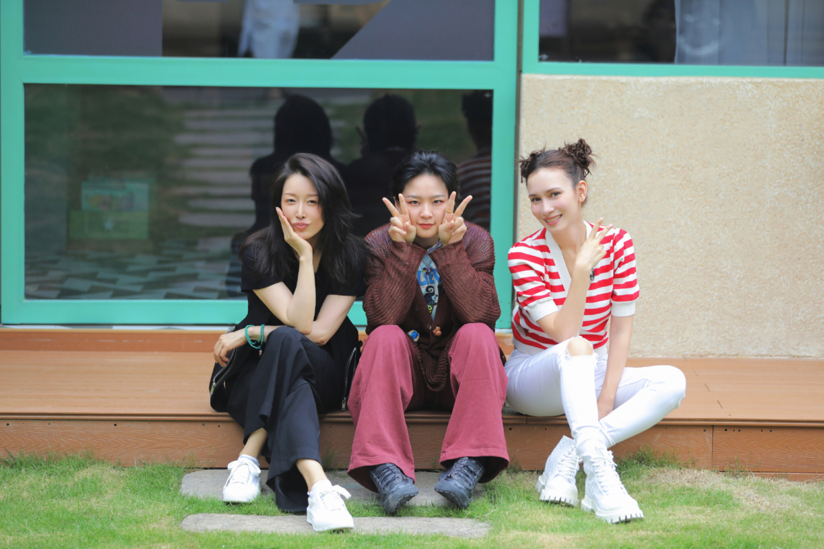 刘逸云联盟一起表演《看看》