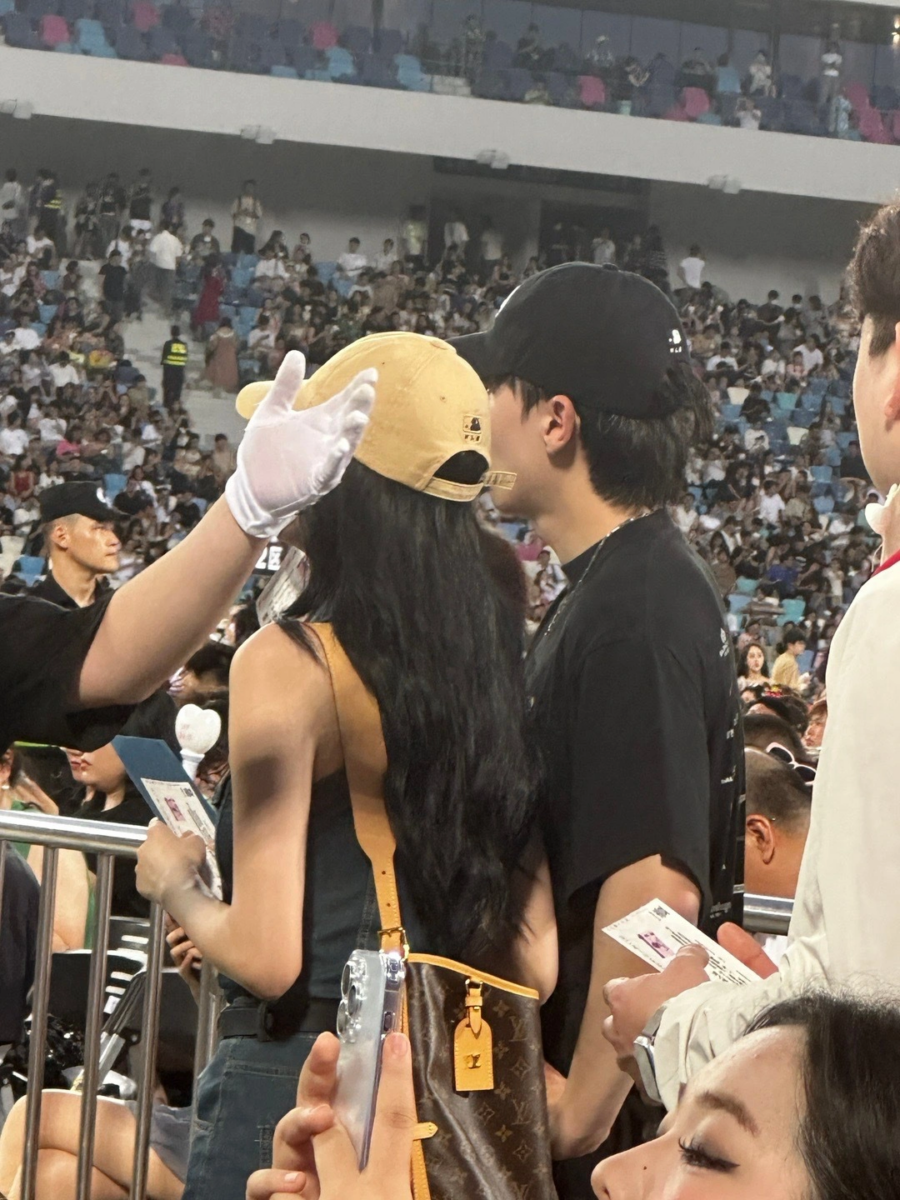 和恋综男嘉宾看演唱会被偶遇