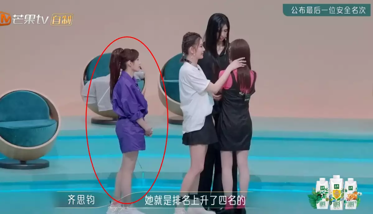 徐怀钰却独自站在外