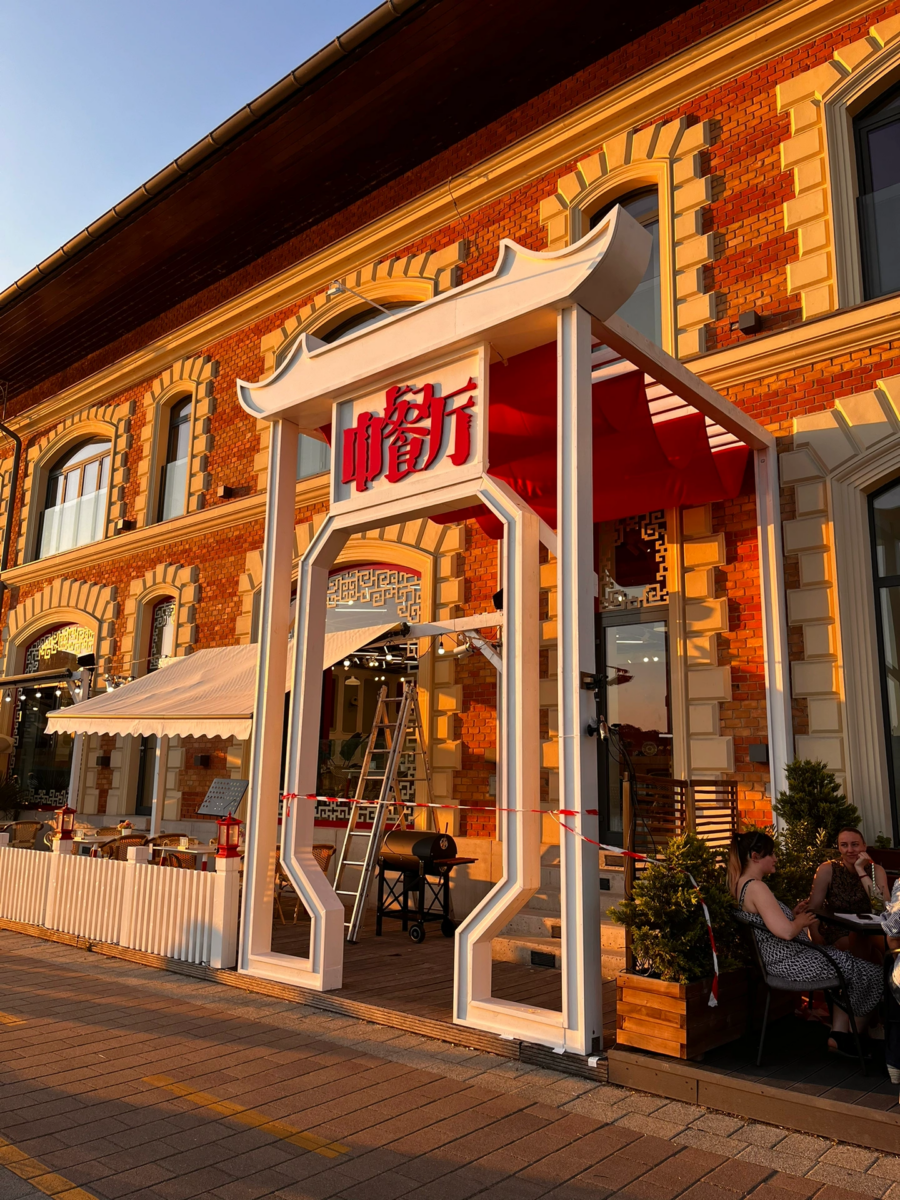 远赴布达佩斯取景