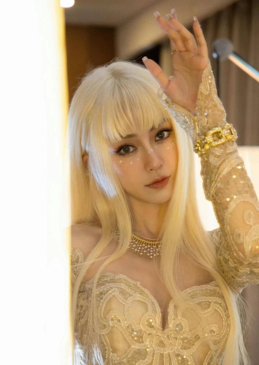 仿佛是 AI 生成的神话女神~