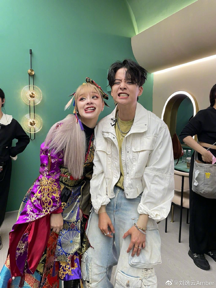 Amber、美依礼芽合作《青鸟》燃爆啦！