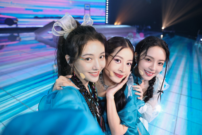 Chi Pu 芝芙、吴倩、李莎旻子带来《想去海边》