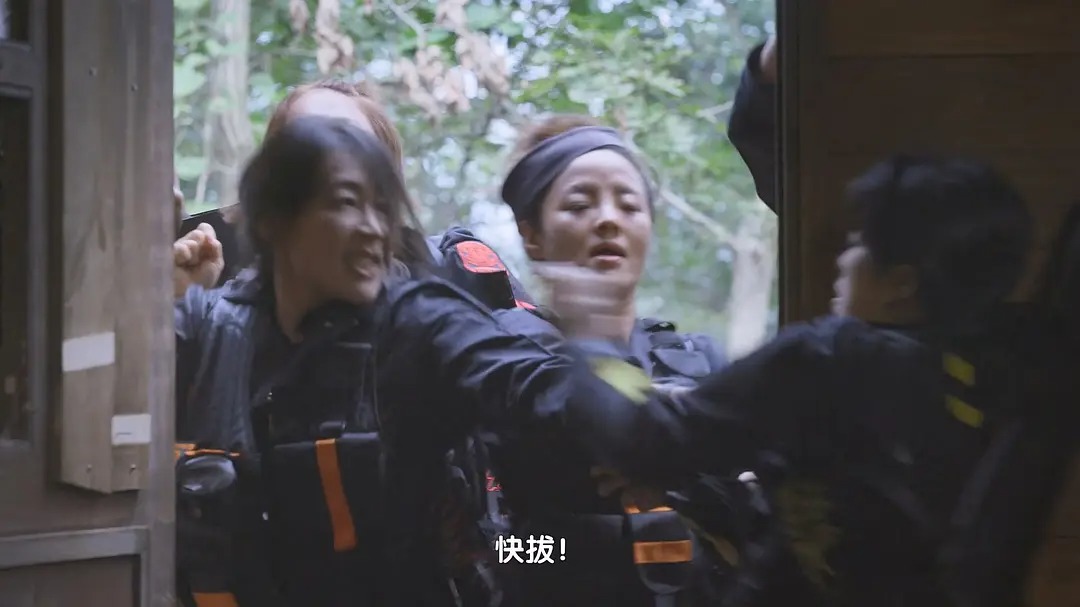 每个人身上背着的“攻击旗帜”代表生命